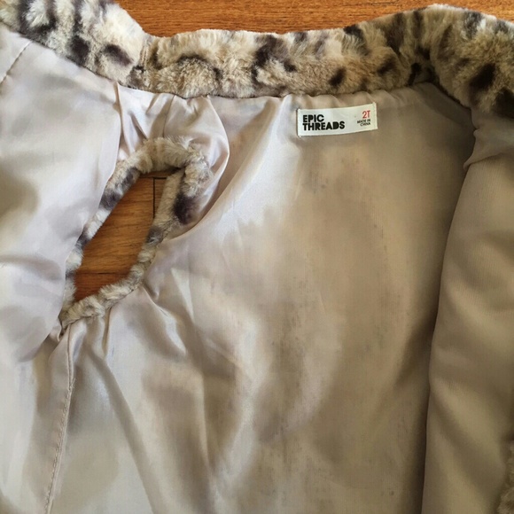 Girls Faux Leopard Fur Vest - Picture 2 of 2